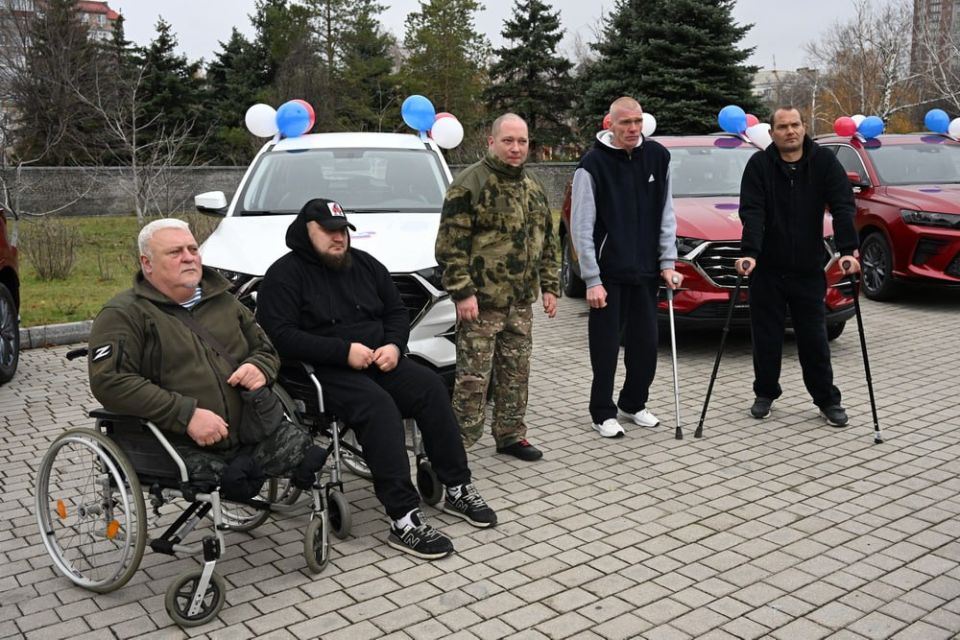 Глава ДНР Денис Пушилин вручил пятерым ветеранам боевых действий Донецкой Народной Республики ключи от автомобилей Глава ДНР Денис Пушилин вручил пятерым ветеранам боевых действий Донецкой Народной Республики ключи от автомобилей