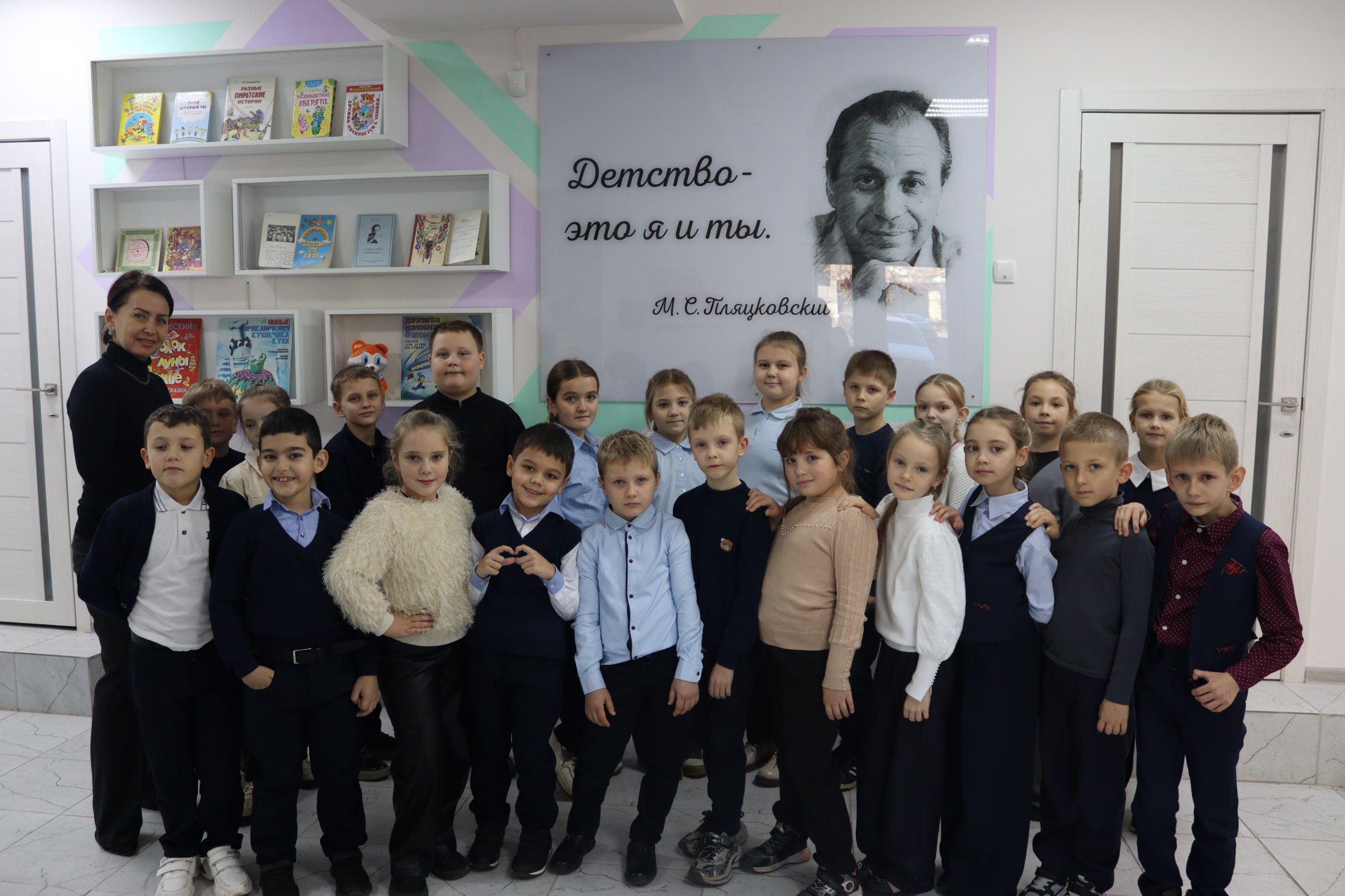 Экскурсия-знакомство «Как хорошо среди друзей в библиотеке для детей» Экскурсия-знакомство «Как хорошо среди друзей в библиотеке для детей»