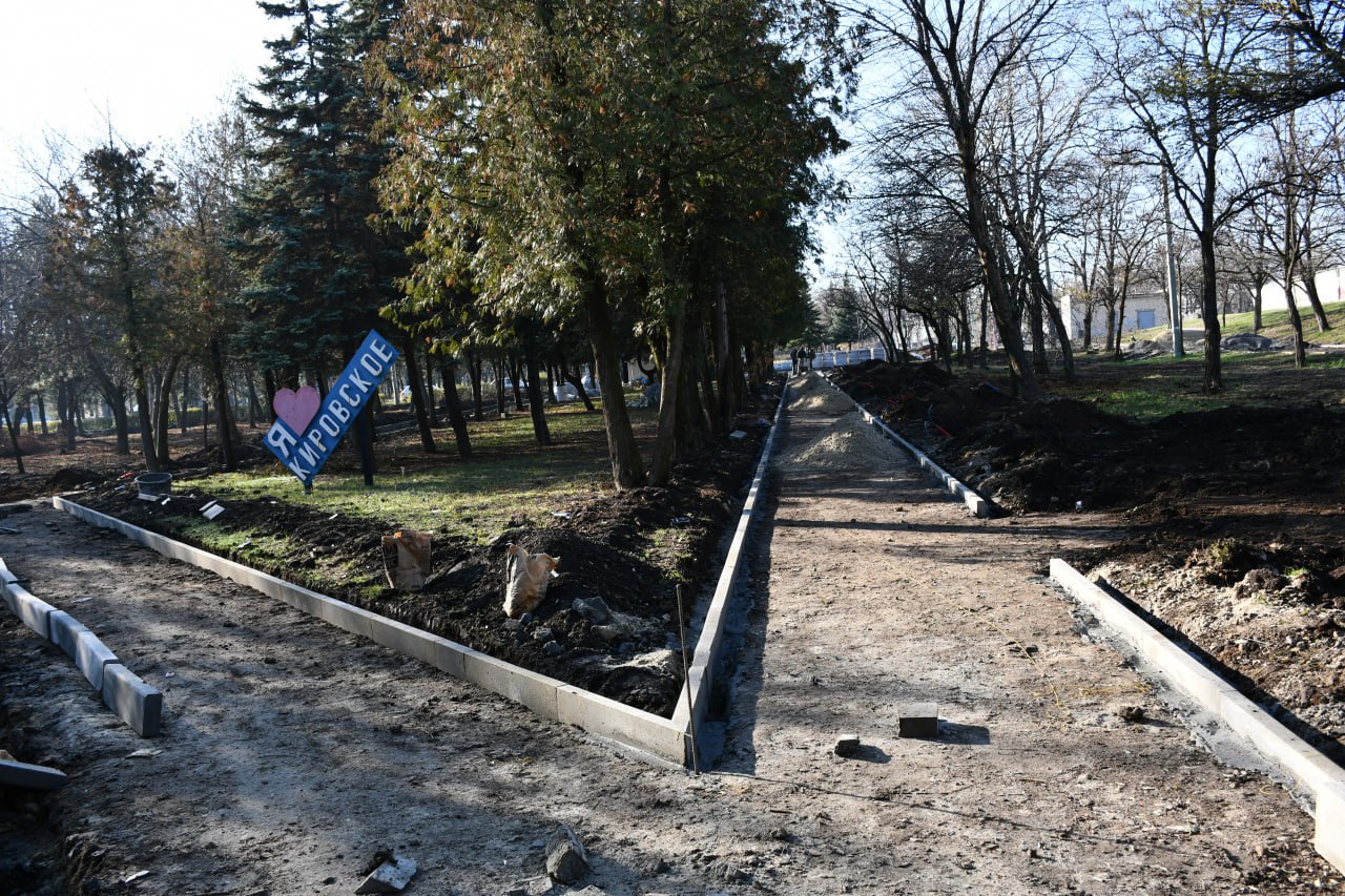 В Кировском продолжается ремонт южной части парка