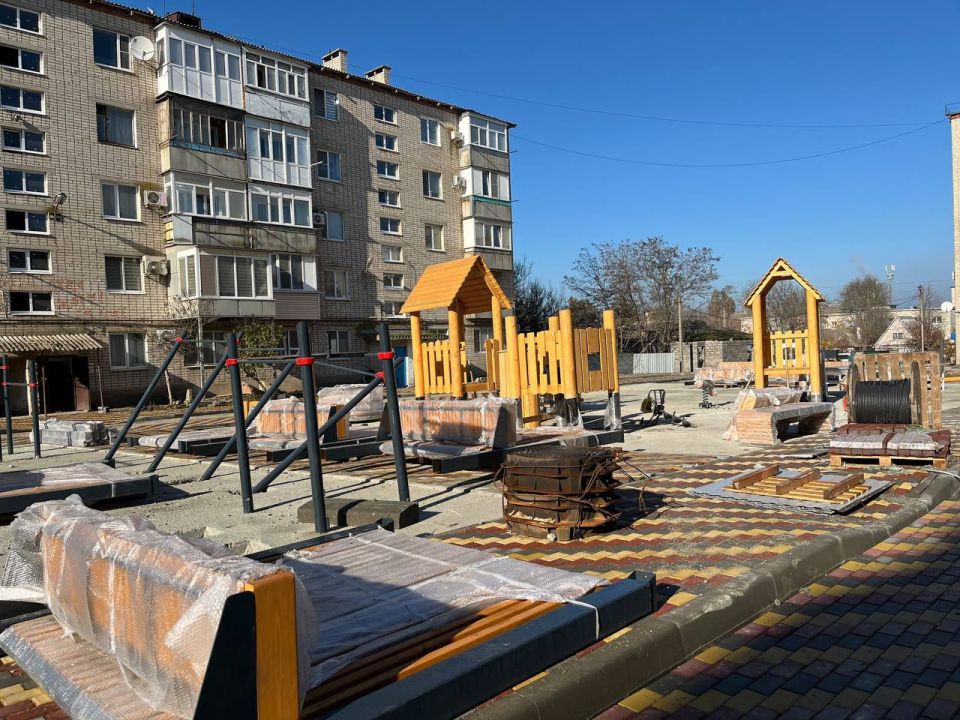Василий Овчаров: Во исполнение поручений Главы ДНР Д. В. Пушилина в рамках национального проекта «Инфраструктура для жизни» и программы «Формирование комфортной городской среды» завершается модернизация придомовой территории... Василий Овчаров: Во исполнение поручений Главы ДНР Д. В. Пушилина в рамках национального проекта «Инфраструктура для жизни» и программы «Формирование комфортной городской среды» завершается модернизация придомовой территории...