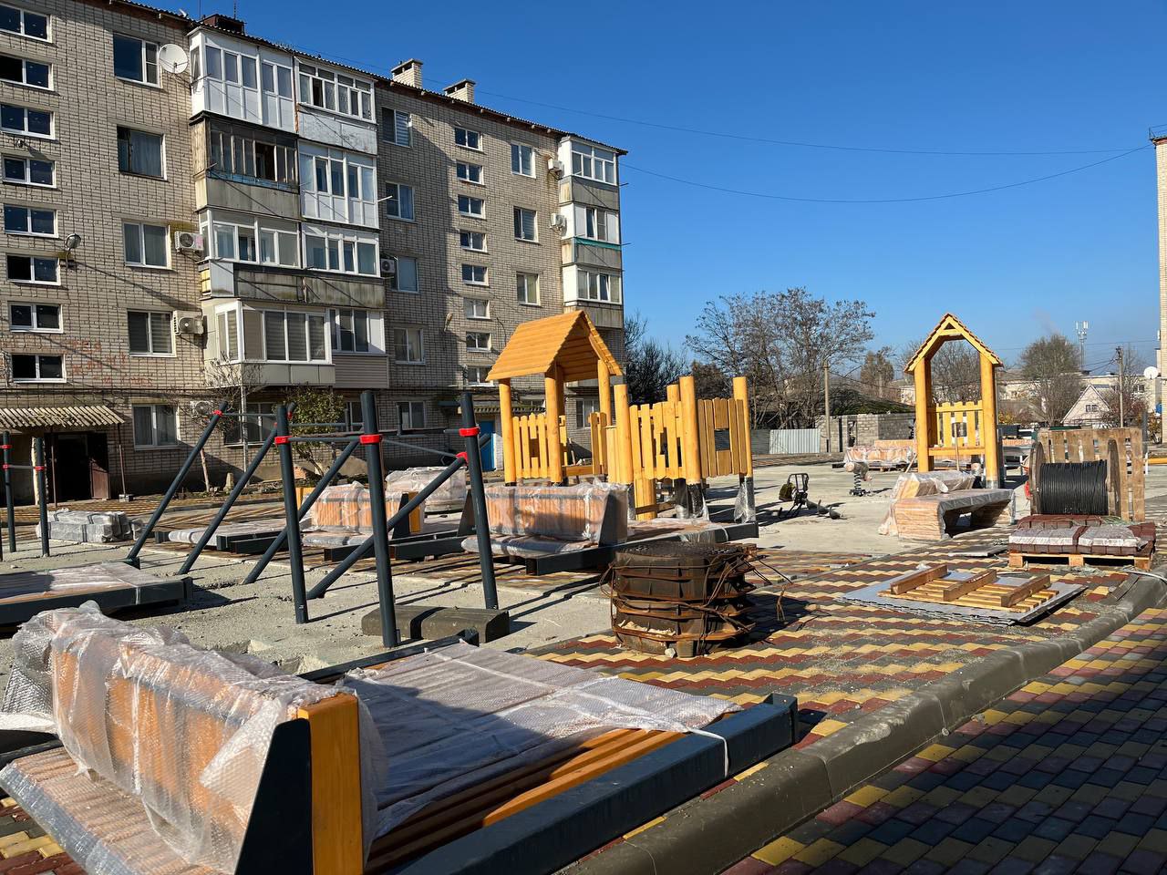 Василий Овчаров: Во исполнение поручений Главы ДНР Д. В. Пушилина в рамках национального проекта «Инфраструктура для жизни» и программы «Формирование комфортной городской среды» завершается модернизация придомовой территории... Василий Овчаров: Во исполнение поручений Главы ДНР Д. В. Пушилина в рамках национального проекта «Инфраструктура для жизни» и программы «Формирование комфортной городской среды» завершается модернизация придомовой территории...