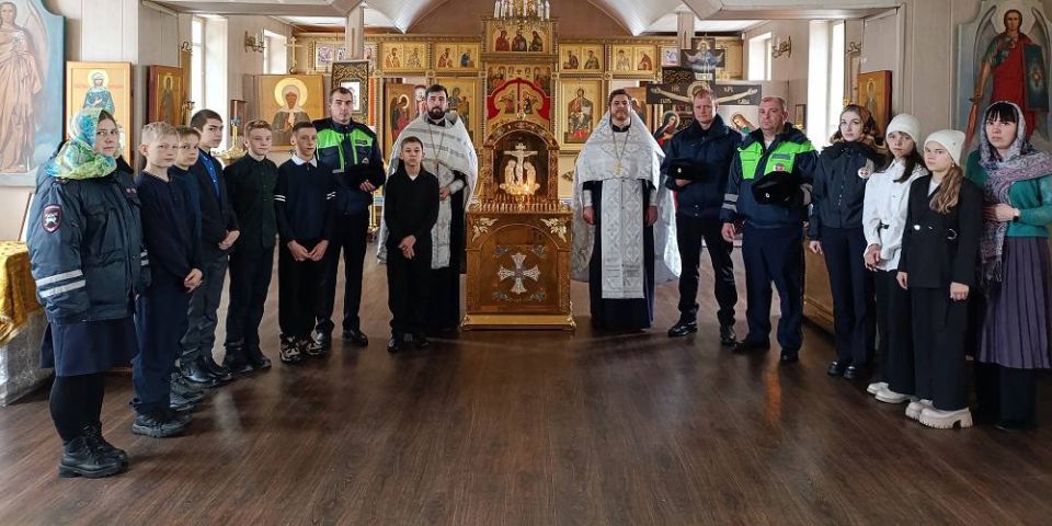 В Зиме сотрудники Госавтоинспекции приняли участие в акции, посвященной Дню памяти жертв ДТП