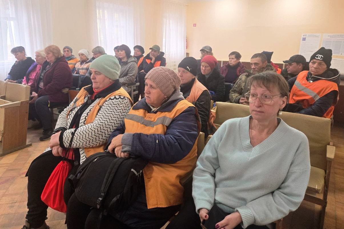 Первый заместитель главы администрации городского округа Дебальцево Максим Вельма встретился с трудовым коллективом Участка № 6 Енакиевского филиала единого регионального фонда по управлению МКД в г.Светлодарск