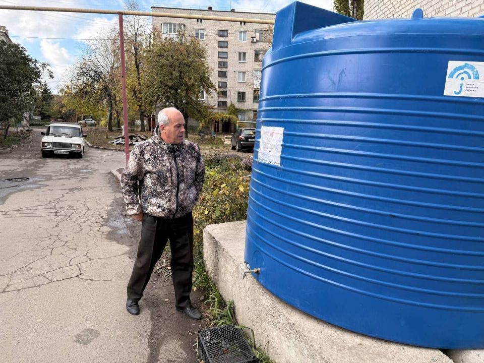 14 ноября 2025 года во исполнение поручения Главы Донецкой Народной Республики депутаты Ясиноватского муниципального совета Анна Бондарь, Валерий Аксенов и Елена Исаенко посетили места подвоза воды 14 ноября 2025 года во исполнение поручения Главы Донецкой Народной Республики депутаты Ясиноватского муниципального совета Анна Бондарь, Валерий Аксенов и Елена Исаенко посетили места подвоза воды