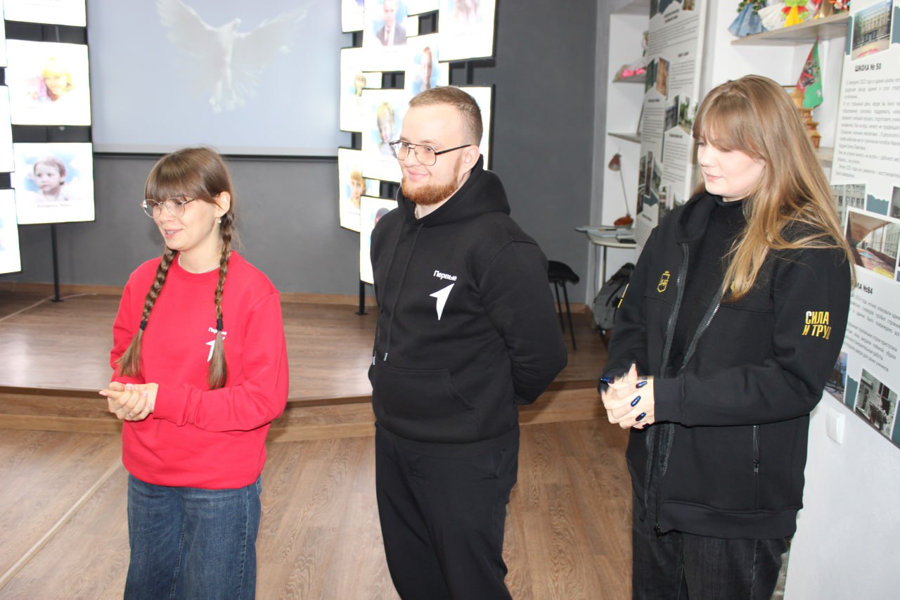 Иван Приходько: Во время рабочего визита в Горловку Губернатор Тульской области Дмитрий Вячеславович Миляев побывал в музейной комнате «Солнечный круг», экспозиция которой посвящена преступлениям украинских нацистов против... Иван Приходько: Во время рабочего визита в Горловку Губернатор Тульской области Дмитрий Вячеславович Миляев побывал в музейной комнате «Солнечный круг», экспозиция которой посвящена преступлениям украинских нацистов против...