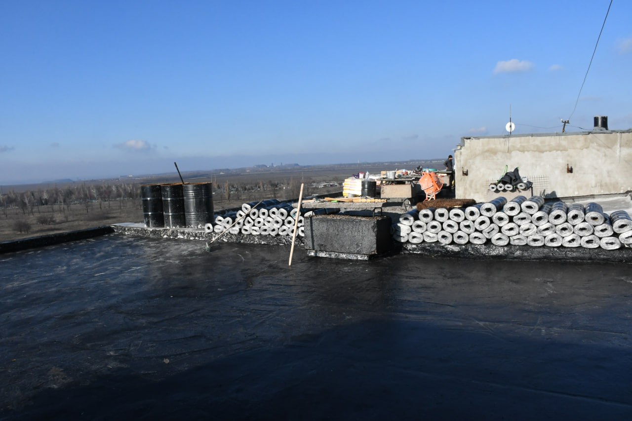 В Кировском продолжается ремонт крыш В Кировском продолжается ремонт крыш