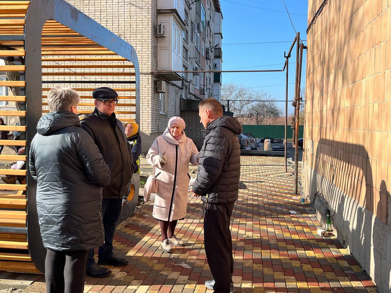 Василий Овчаров: Во исполнение поручений Главы ДНР Д. В. Пушилина в рамках национального проекта «Инфраструктура для жизни» и программы «Формирование комфортной городской среды» завершается модернизация придомовой территории... Василий Овчаров: Во исполнение поручений Главы ДНР Д. В. Пушилина в рамках национального проекта «Инфраструктура для жизни» и программы «Формирование комфортной городской среды» завершается модернизация придомовой территории...