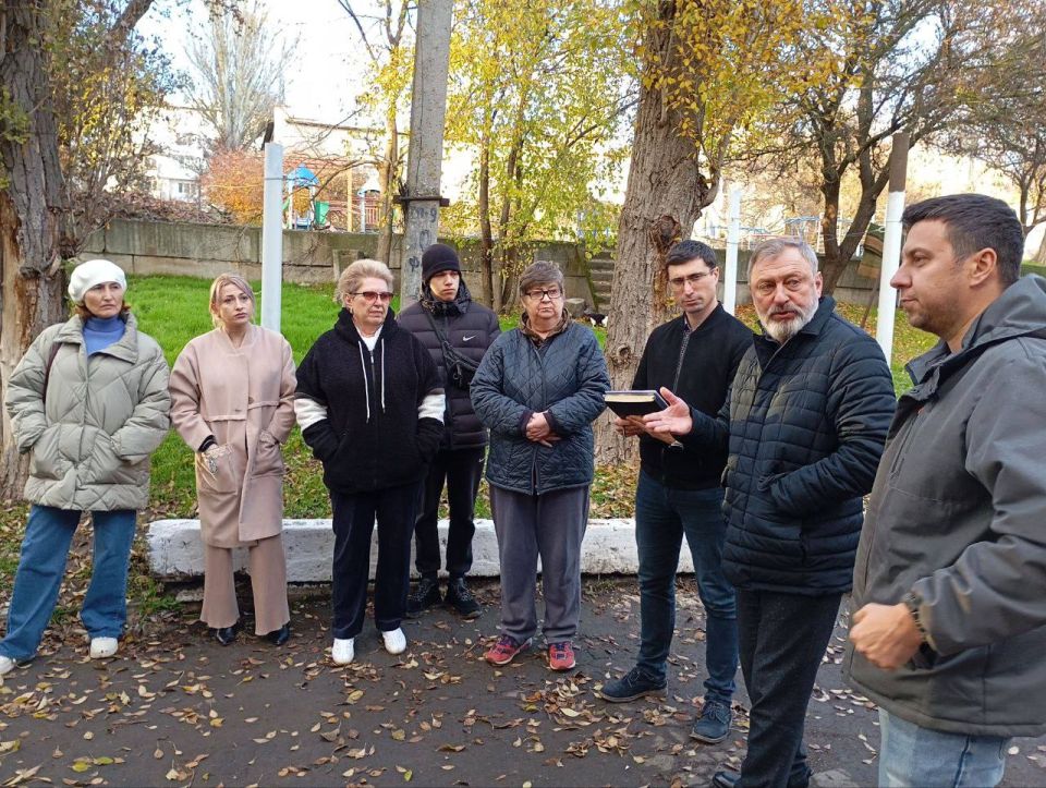 Встреча с жителями поселка Мангуш Встреча с жителями поселка Мангуш