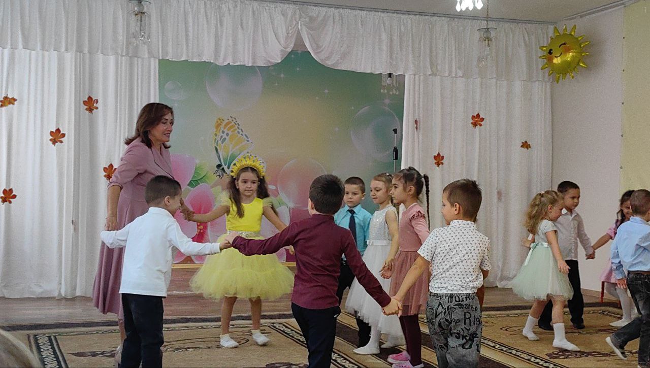 Сегодня на улице пасмурно и туманно, не хватает солнышка, а в детском саду "Катюша" тепло и уютно Сегодня на улице пасмурно и туманно, не хватает солнышка, а в детском саду "Катюша" тепло и уютно