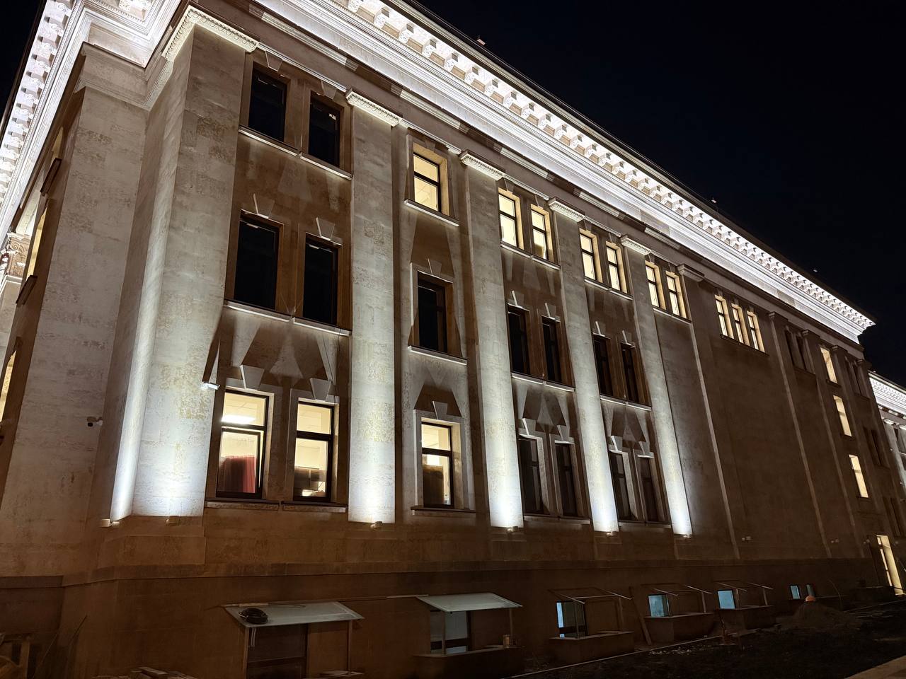 Строители Санкт-Петербурга проводят пусконаладочные работы архитектурной подсветки фасада здания драматического театра в Мариуполе Строители Санкт-Петербурга проводят пусконаладочные работы архитектурной подсветки фасада здания драматического театра в Мариуполе