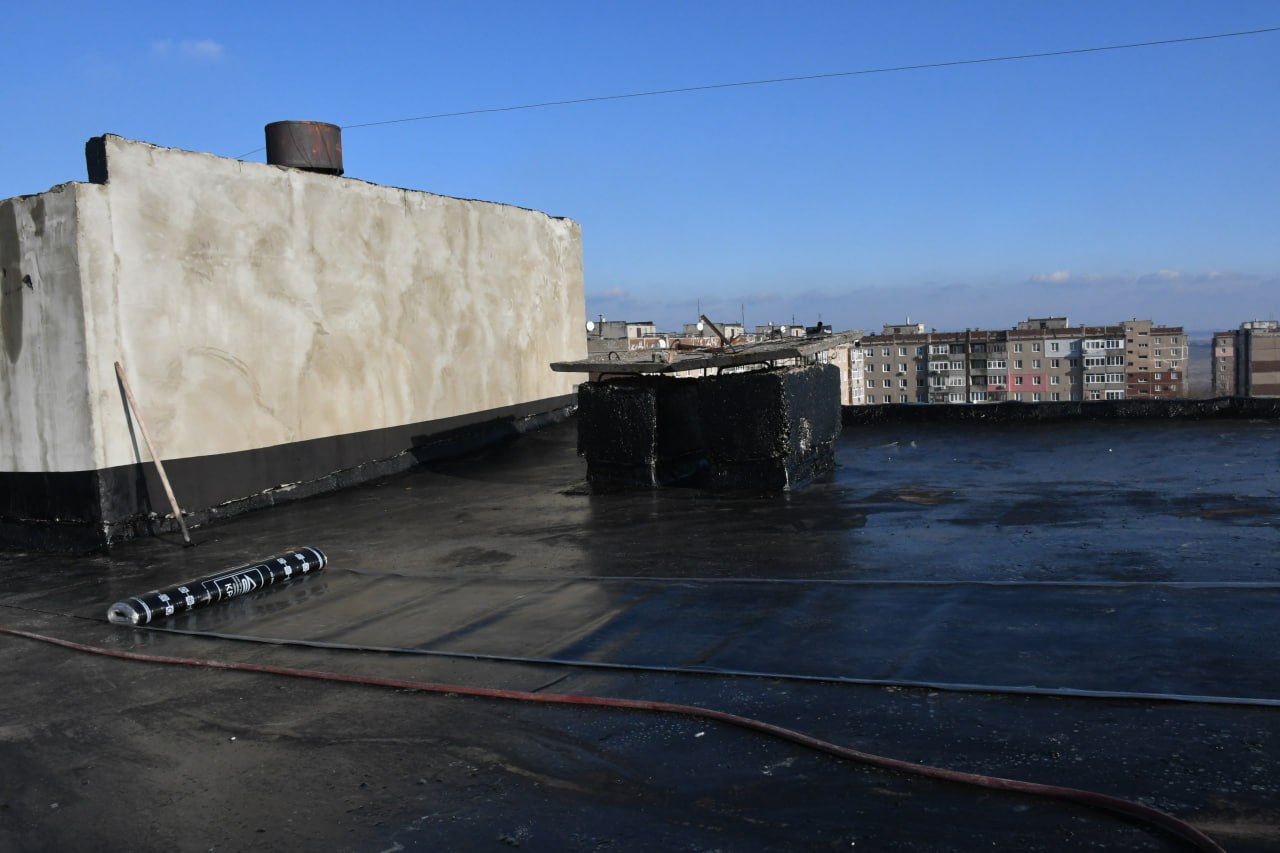 В Кировском продолжается ремонт крыш В Кировском продолжается ремонт крыш