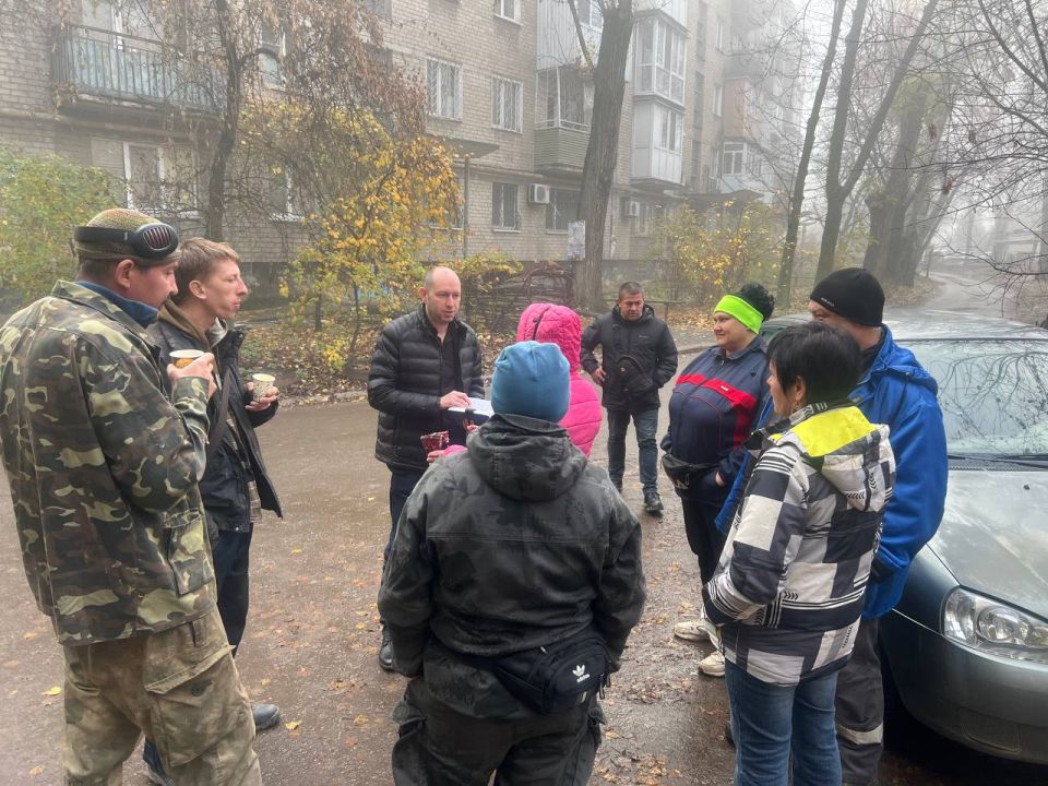 По поручению Главы ДНР Дениса Пушилин 14.11.2025 по адресу: г. Донецк, ул.Стадионная,6 состоялась встреча с жителями, на которой присутствовал заместитель руководителя Управы Ленинского внутригородского района Анатолий... По поручению Главы ДНР Дениса Пушилин 14.11.2025 по адресу: г. Донецк, ул.Стадионная,6 состоялась встреча с жителями, на которой присутствовал заместитель руководителя Управы Ленинского внутригородского района Анатолий...