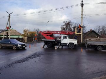 По многочисленным обращениям жителей Администрация Шахтерского муниципального округа совместно с ГУП ДНР «Специализированная монтажно-эксплуатационная организация» приступили к ремонтно-восстановительным работам светофора на...