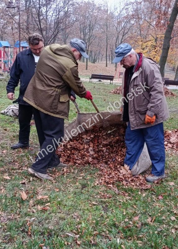 Несмотря на пасмурную ноябрьскую погоду, сотрудники Дирекции парков продолжают работы по благоустройству! Несмотря на пасмурную ноябрьскую погоду, сотрудники Дирекции парков продолжают работы по благоустройству!