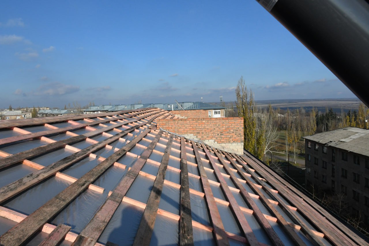 В Кировском продолжается ремонт крыш В Кировском продолжается ремонт крыш