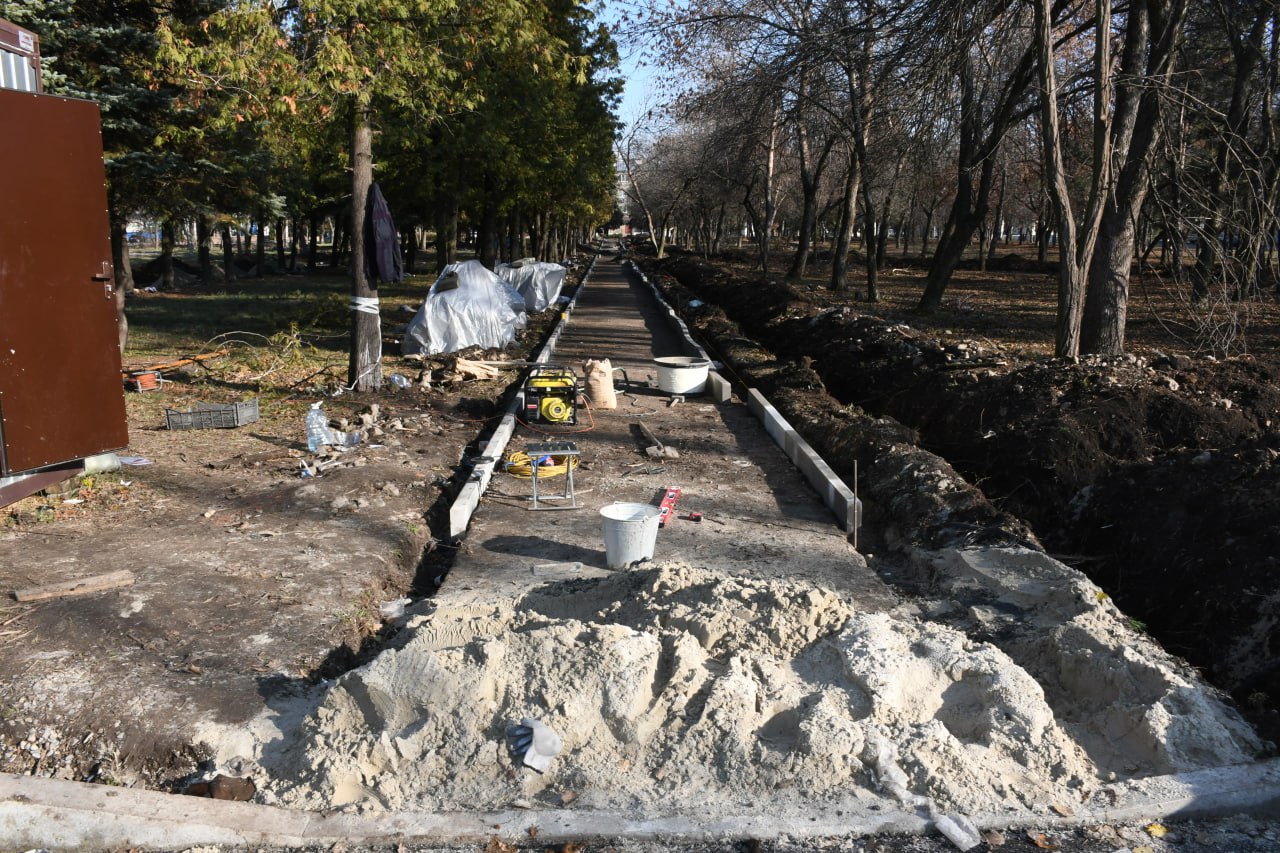 В Кировском продолжается ремонт южной части парка В Кировском продолжается ремонт южной части парка