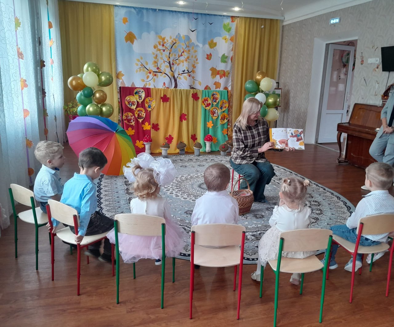 Осенняя сказка. Сотрудники детской библиотеки-филиала показали для воспитанников ГКДОУ "Детский сад № 4 "Сказка"" кукольный спектакль «Осенняя сказка» Осенняя сказка. Сотрудники детской библиотеки-филиала показали для воспитанников ГКДОУ "Детский сад № 4 "Сказка"" кукольный спектакль «Осенняя сказка»