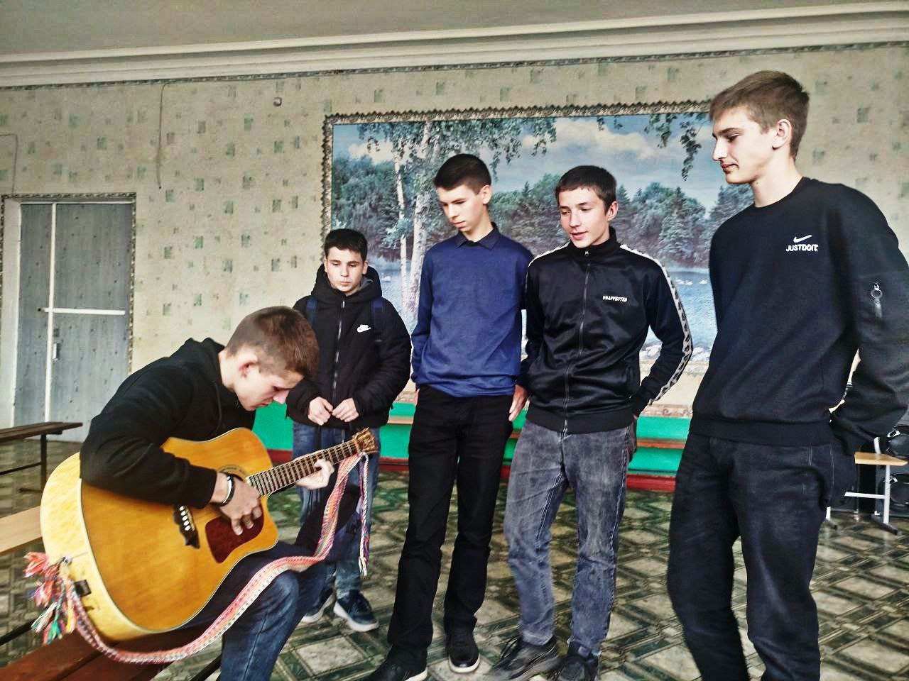 «Дыханье Родины храним!». В Школе № 16 г. Тореза прошла встреча с учащимися 8-11 классов, приуроченная к "Году Защитника Отечества" и 80-летию Победы «Дыханье Родины храним!». В Школе № 16 г. Тореза прошла встреча с учащимися 8-11 классов, приуроченная к "Году Защитника Отечества" и 80-летию Победы