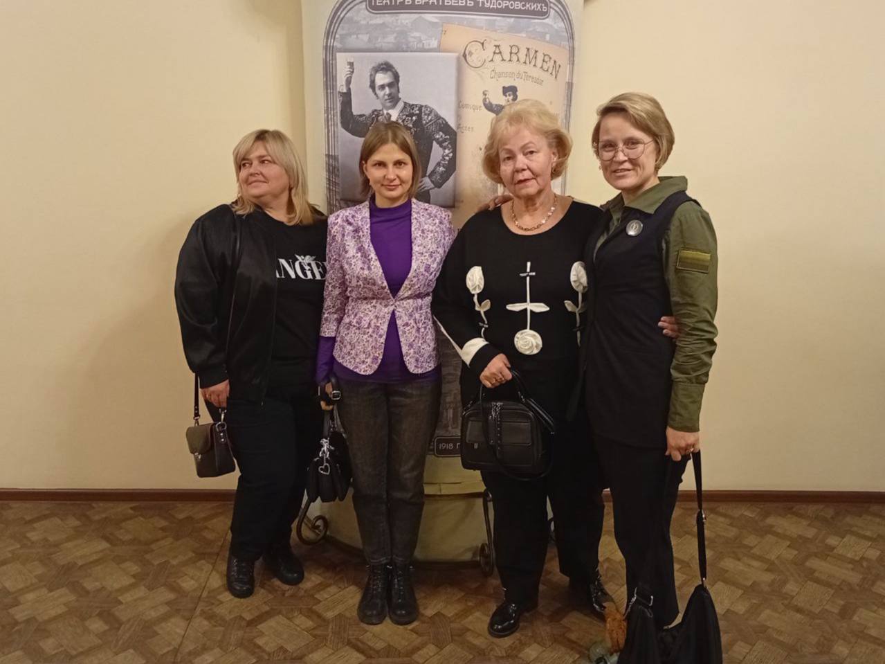 Вместе с подопечными семьями КСВО ДНР посмотрели спектакль с участием заслуженных артистов России Вместе с подопечными семьями КСВО ДНР посмотрели спектакль с участием заслуженных артистов России