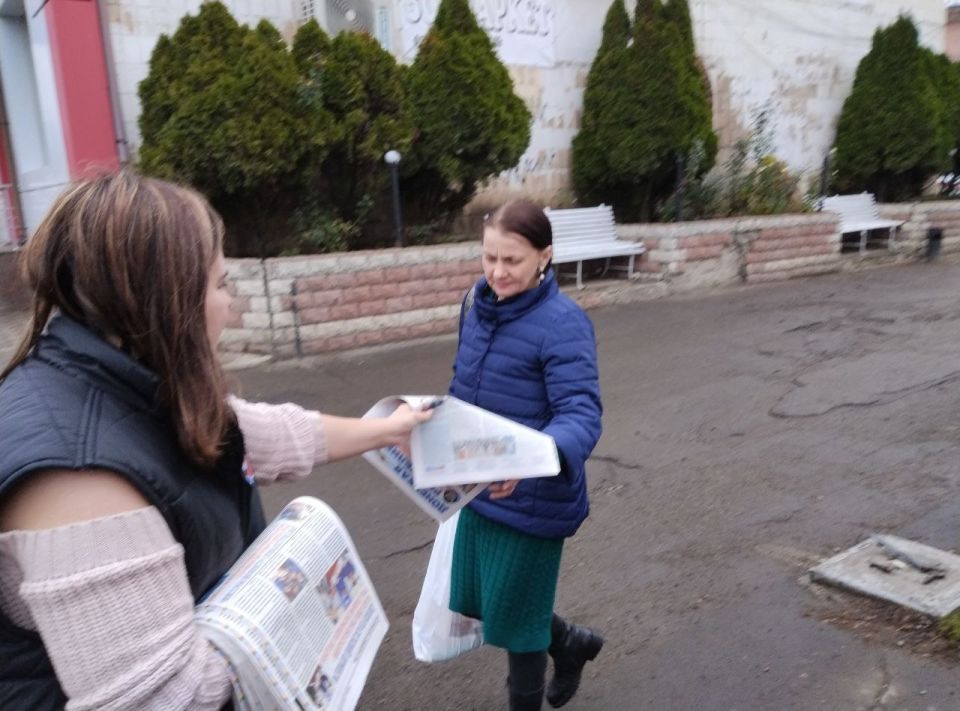 Сегодня, 14 ноября по инициативе Общественного Движения «Донецкая Республика» в Червоногвардейском районе города Макеевки проходит раздача официального печатного издания Общественного Движения «Донецкая Республика» Сегодня, 14 ноября по инициативе Общественного Движения «Донецкая Республика» в Червоногвардейском районе города Макеевки проходит раздача официального печатного издания Общественного Движения «Донецкая Республика»