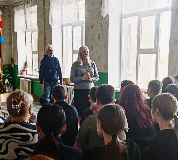 «Дыханье Родины храним!». В Школе № 16 г. Тореза прошла встреча с учащимися 8-11 классов, приуроченная к "Году Защитника Отечества" и 80-летию Победы «Дыханье Родины храним!». В Школе № 16 г. Тореза прошла встреча с учащимися 8-11 классов, приуроченная к "Году Защитника Отечества" и 80-летию Победы