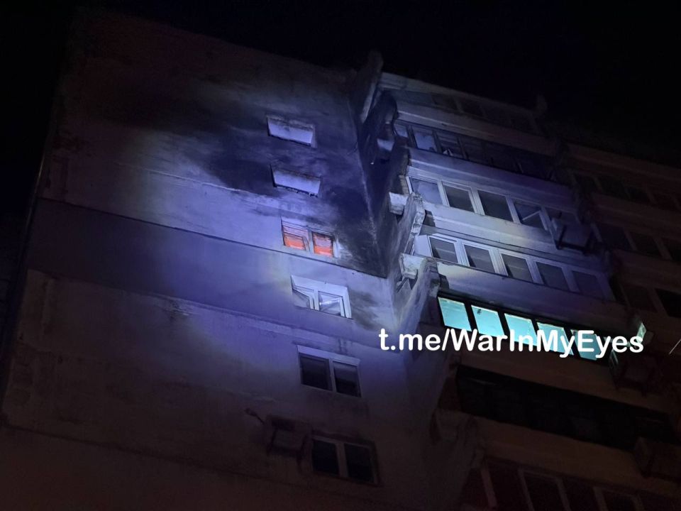 Последствия удара дрона в стену 16-ти этажного жилого дома в Ленинском районе Донецка Последствия удара дрона в стену 16-ти этажного жилого дома в Ленинском районе Донецка