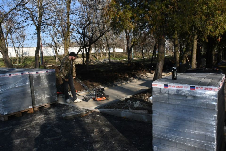 В Кировском продолжается ремонт южной части парка В Кировском продолжается ремонт южной части парка