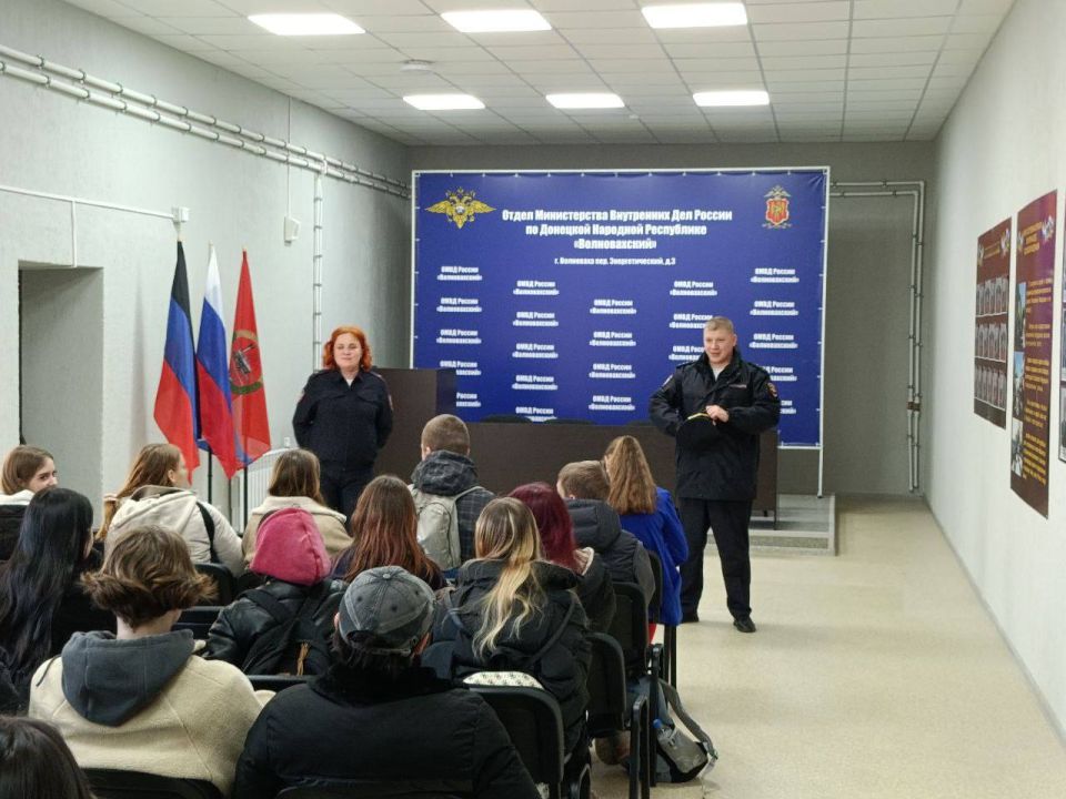 Профессиографическая экскурсия для школьников в ОМВД России "Волновахский" Профессиографическая экскурсия для школьников в ОМВД России "Волновахский"