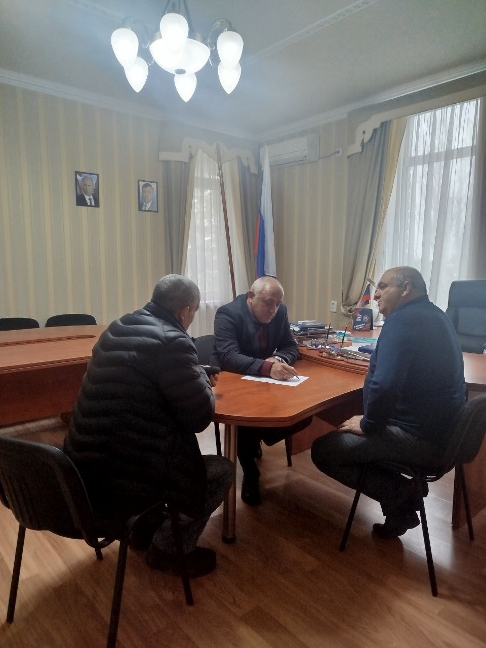 В работе депутата важны многие аспекты, но, пожалуй, самыми важными являются прямой контакт с жителями и работа с обращениями граждан