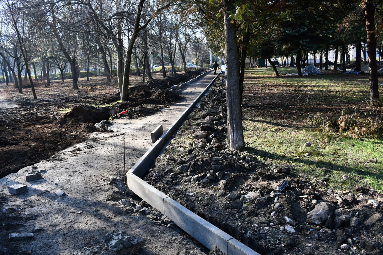 В Кировском продолжается ремонт южной части парка В Кировском продолжается ремонт южной части парка