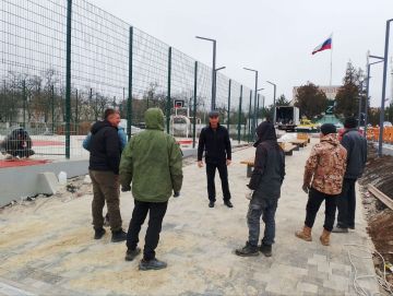 Сегодня начальник территориального отдела Администрации Тельмановского округа провел встречу с жителями села Гранитное, где были рассмотрены следующие вопросы: