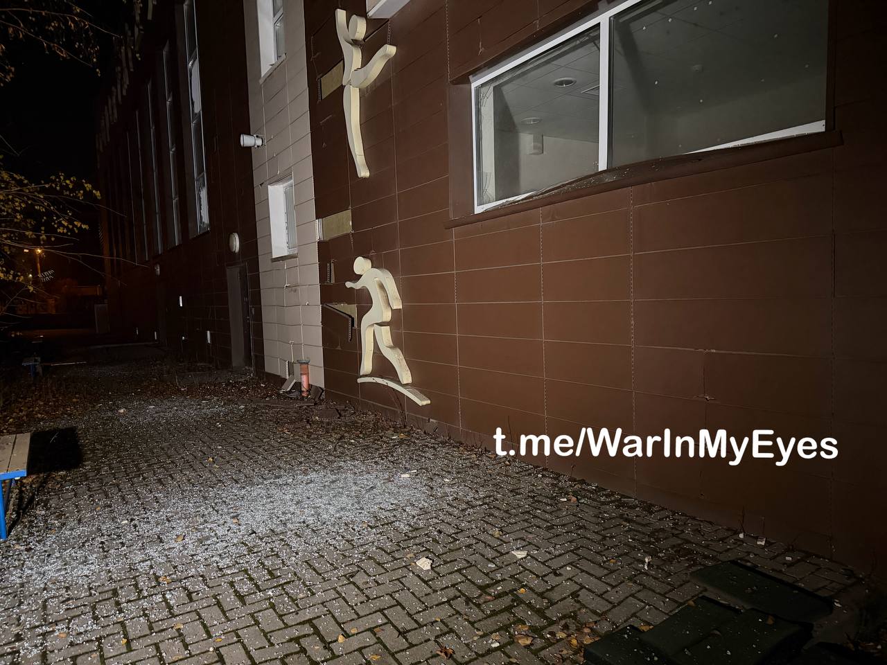 Последствия падения обломков сбитого БПЛА ВСУ на территорию Григорьевской школы ( школа Ахметова ) в Ворошиловском районе Донецка Последствия падения обломков сбитого БПЛА ВСУ на территорию Григорьевской школы ( школа Ахметова ) в Ворошиловском районе Донецка