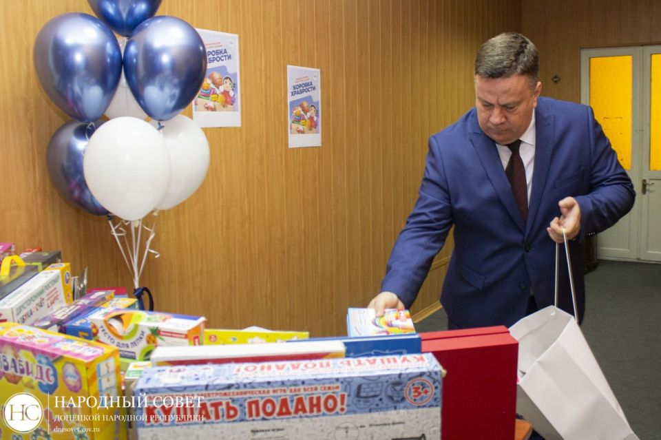 Константин Кузьмин: Вместе с коллегами по депутатскому корпусу принял участие во Всероссийской акции партии «Единая Россия» «Коробка храбрости» Константин Кузьмин: Вместе с коллегами по депутатскому корпусу принял участие во Всероссийской акции партии «Единая Россия» «Коробка храбрости»