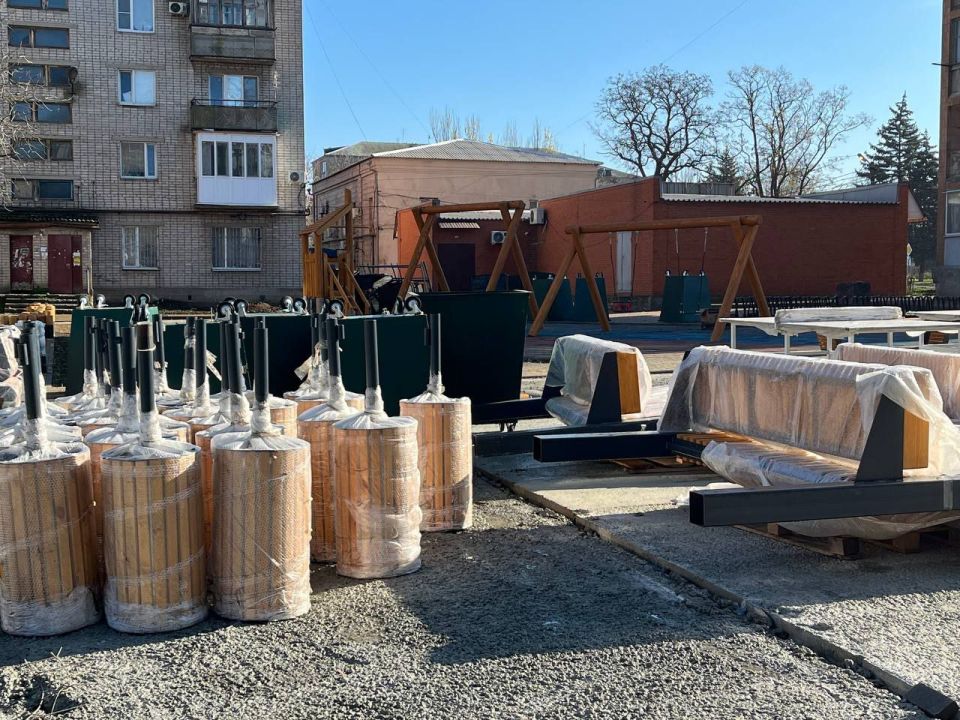 Василий Овчаров: Во исполнение поручений Главы ДНР Д. В. Пушилина в рамках национального проекта «Инфраструктура для жизни» и программы «Формирование комфортной городской среды» завершается модернизация придомовой территории... Василий Овчаров: Во исполнение поручений Главы ДНР Д. В. Пушилина в рамках национального проекта «Инфраструктура для жизни» и программы «Формирование комфортной городской среды» завершается модернизация придомовой территории...
