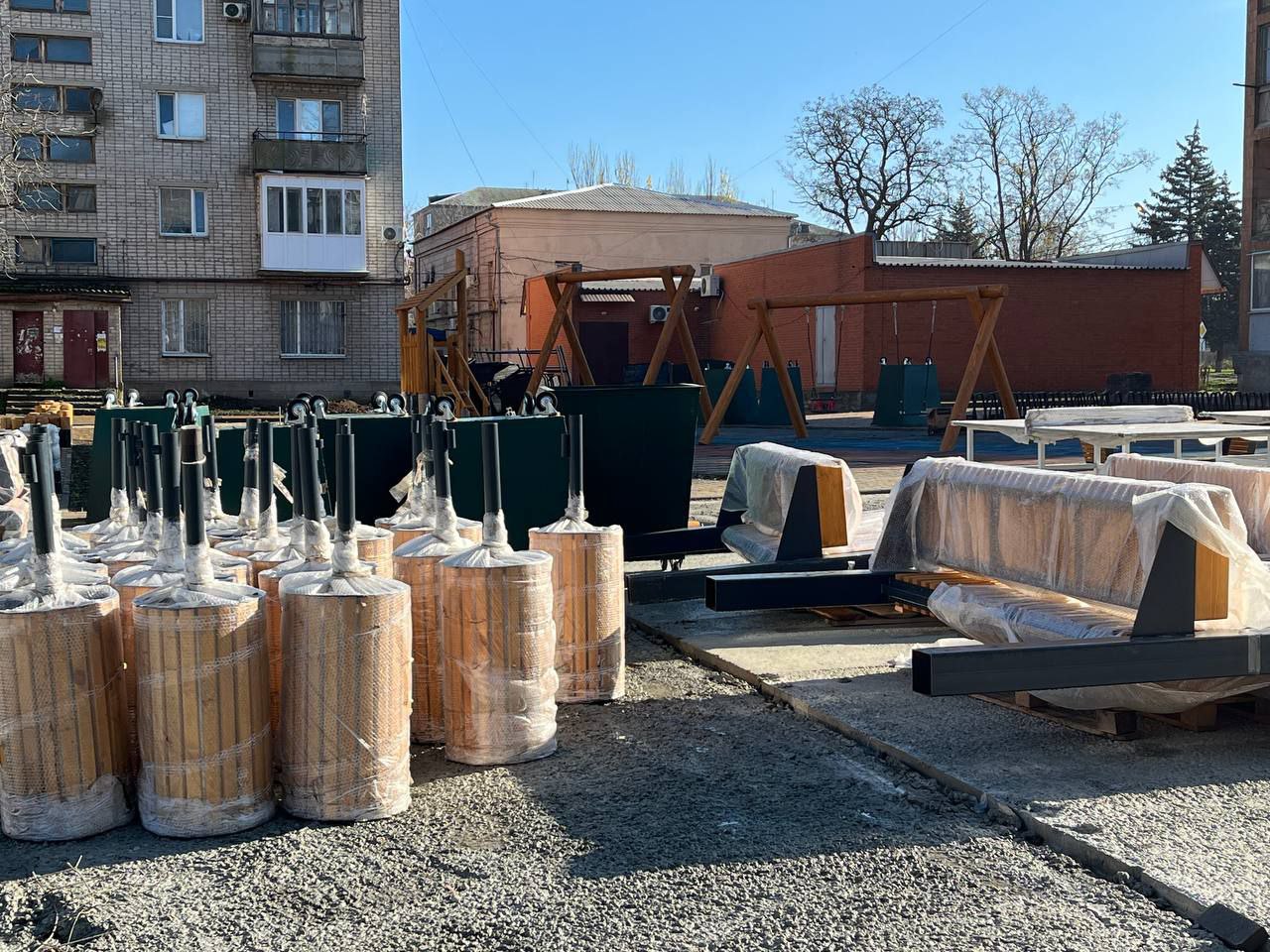 Василий Овчаров: Во исполнение поручений Главы ДНР Д. В. Пушилина в рамках национального проекта «Инфраструктура для жизни» и программы «Формирование комфортной городской среды» завершается модернизация придомовой территории... Василий Овчаров: Во исполнение поручений Главы ДНР Д. В. Пушилина в рамках национального проекта «Инфраструктура для жизни» и программы «Формирование комфортной городской среды» завершается модернизация придомовой территории...