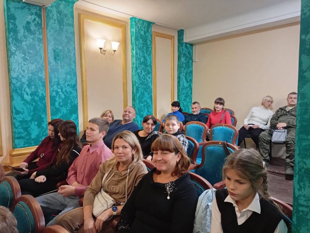 Вместе с подопечными семьями КСВО ДНР посмотрели спектакль с участием заслуженных артистов России Вместе с подопечными семьями КСВО ДНР посмотрели спектакль с участием заслуженных артистов России