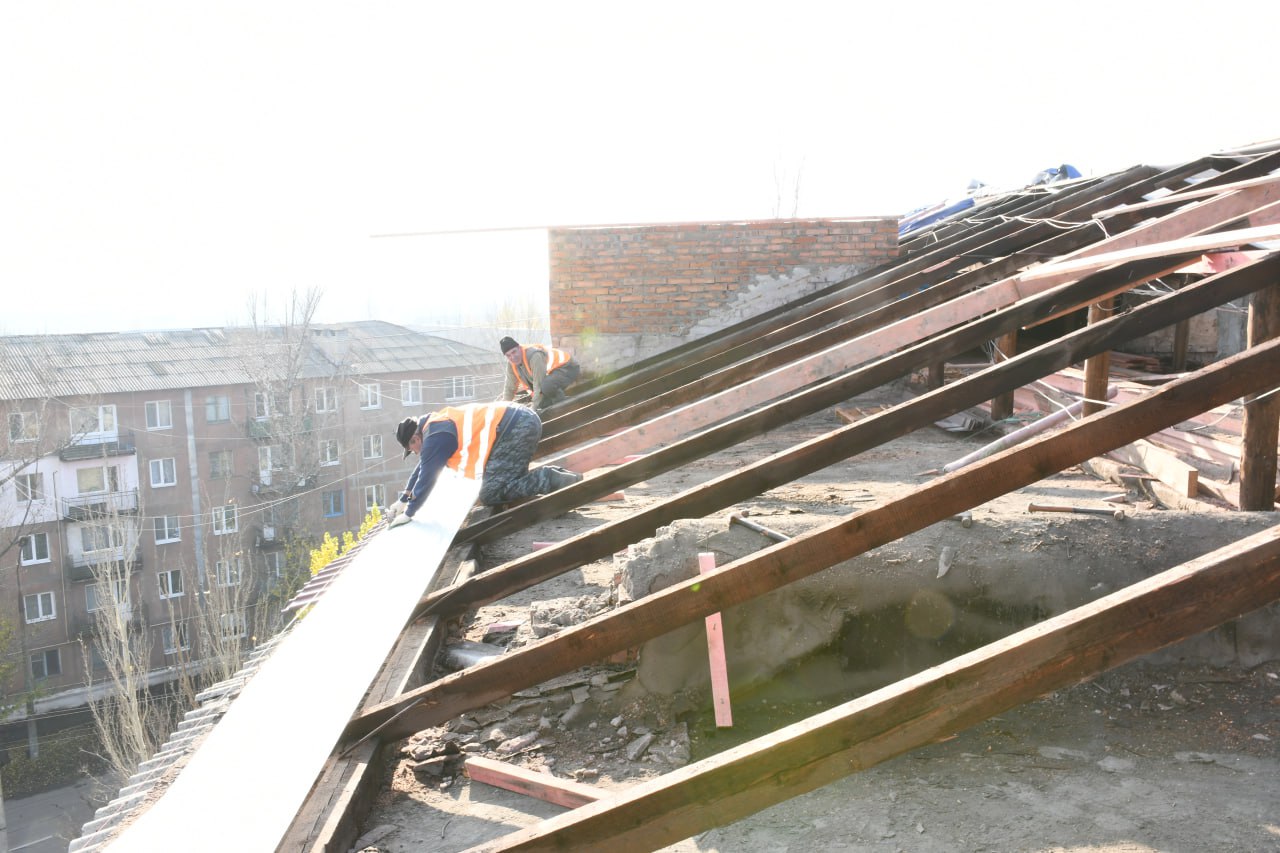 В Кировском продолжается ремонт крыш В Кировском продолжается ремонт крыш