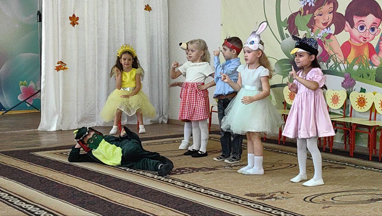 Сегодня на улице пасмурно и туманно, не хватает солнышка, а в детском саду "Катюша" тепло и уютно Сегодня на улице пасмурно и туманно, не хватает солнышка, а в детском саду "Катюша" тепло и уютно