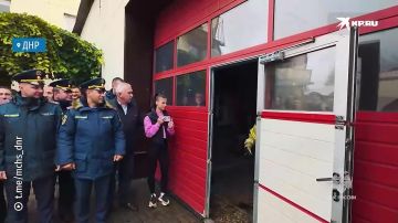 Прощальный «душ» и вой сирен: В Донецке проводили на пенсию начальника пожарной части с 40-летним стажем