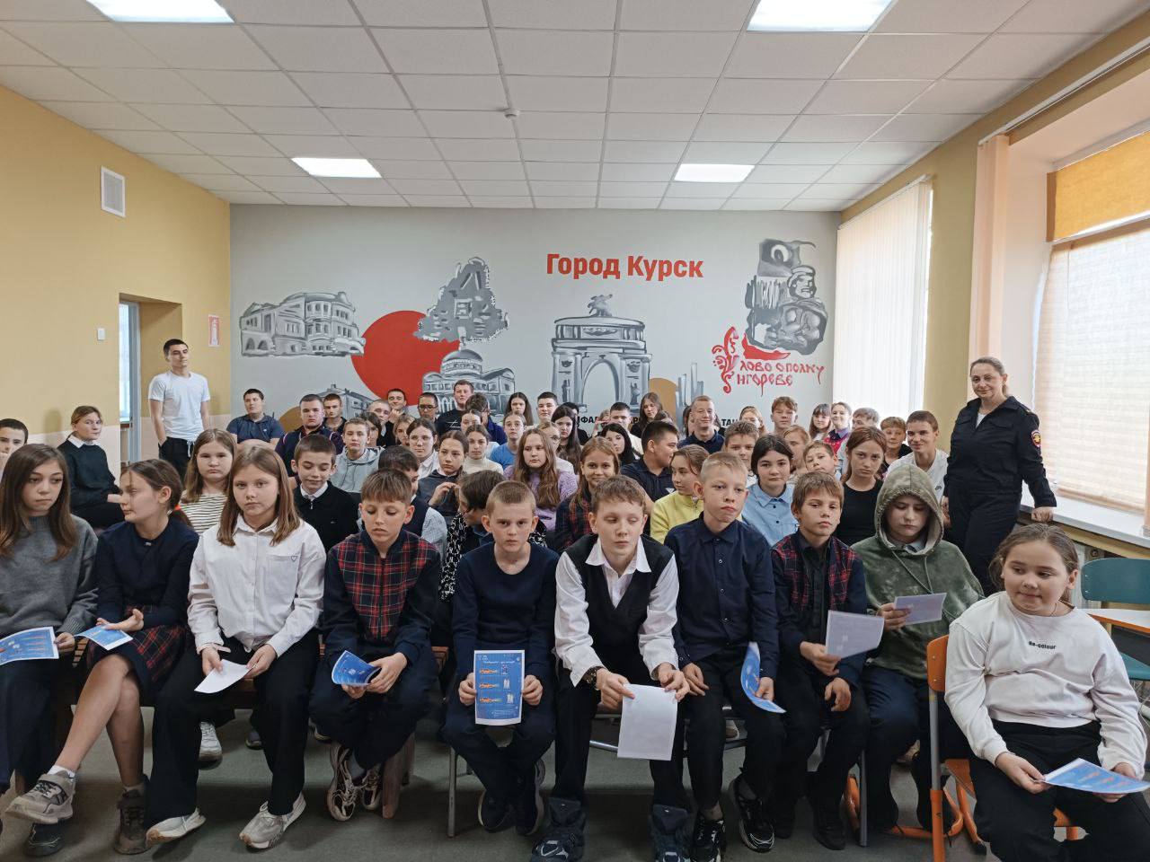 Сотрудники ГАИ Мангуша провели информационно-пропагандистскую акцию«Засветись» со школьниками