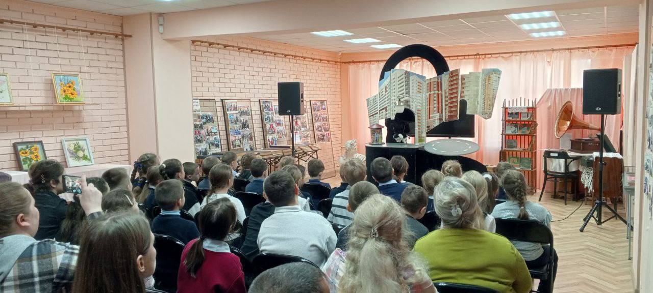 В Ясиноватском музее для школьников младших классов Донецкий кукольный театр показал спектакль "Осторожно, светофор!" с целью ознакомления детей с Правилами дорожного движения и обеспечения безопасности на дорогах В Ясиноватском музее для школьников младших классов Донецкий кукольный театр показал спектакль "Осторожно, светофор!" с целью ознакомления детей с Правилами дорожного движения и обеспечения безопасности на дорогах