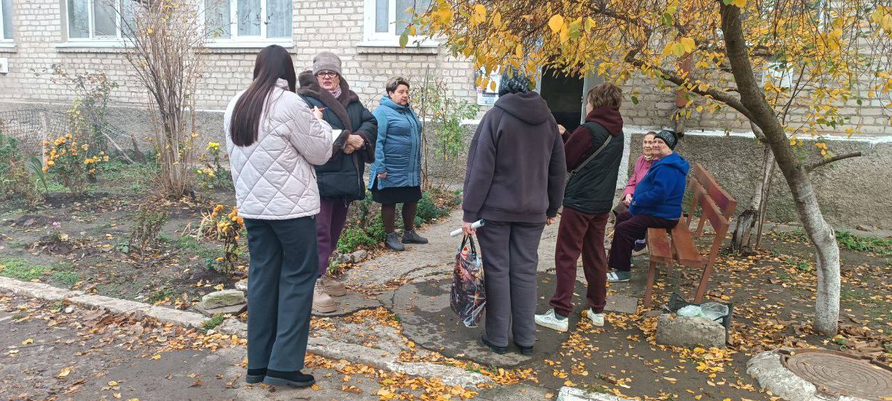 Сегодня, 14 ноября, начальник Зугрэсского территориального отдела Наталья Марушка провела встречу с жителями в городе Зугрэс на улице Ленинградской