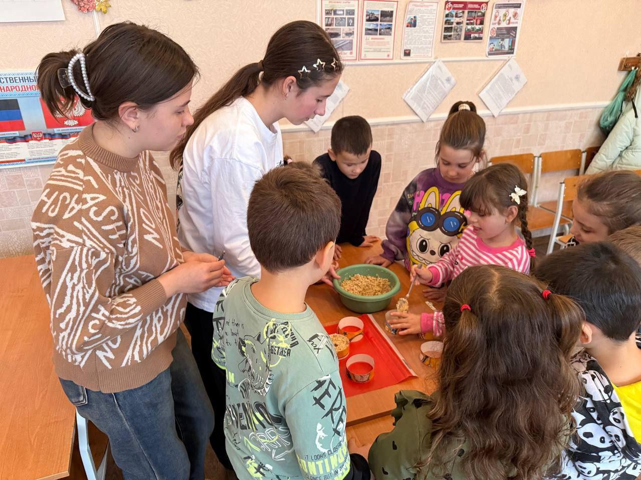 Мастер-класс по изготовлению и развешивание кормушек на территории школы прошел в Докучаевске Мастер-класс по изготовлению и развешивание кормушек на территории школы прошел в Докучаевске