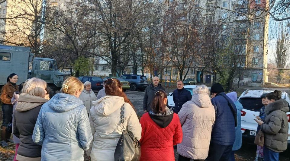 14 ноября встречу с жителями микрорайона Первомайский, дом 5 провели депутат Народного Совета ДНР Виктор Николаенко, первый заместитель руководителя Управы Советского внутригородского района Администрации городского округа... 14 ноября встречу с жителями микрорайона Первомайский, дом 5 провели депутат Народного Совета ДНР Виктор Николаенко, первый заместитель руководителя Управы Советского внутригородского района Администрации городского округа...