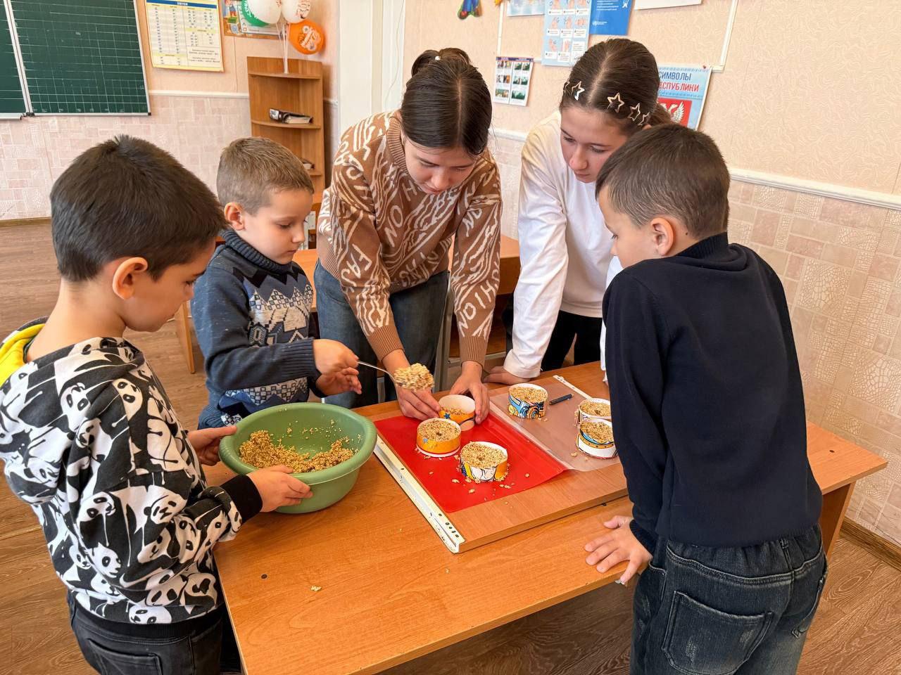 Мастер-класс по изготовлению и развешивание кормушек на территории школы прошел в Докучаевске Мастер-класс по изготовлению и развешивание кормушек на территории школы прошел в Докучаевске