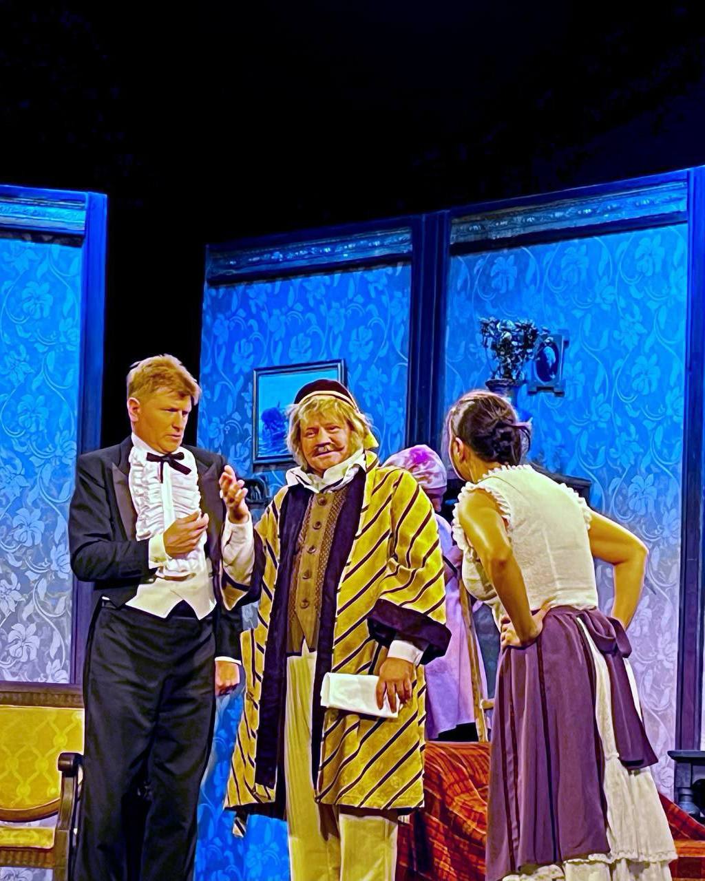 Вместе с подопечными семьями КСВО ДНР посмотрели спектакль с участием заслуженных артистов России Вместе с подопечными семьями КСВО ДНР посмотрели спектакль с участием заслуженных артистов России