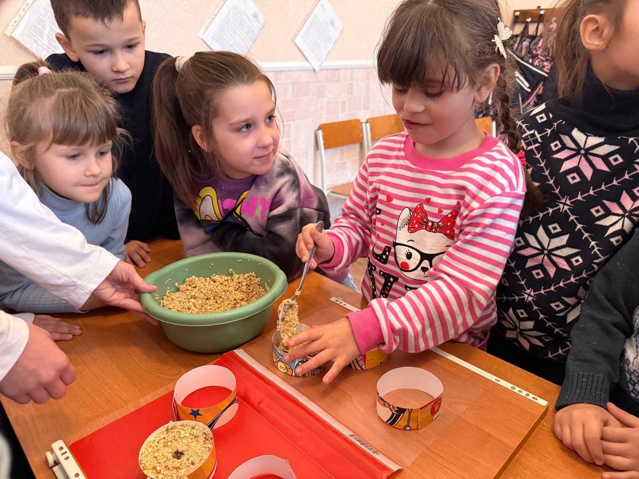 Мастер-класс по изготовлению и развешивание кормушек на территории школы прошел в Докучаевске Мастер-класс по изготовлению и развешивание кормушек на территории школы прошел в Докучаевске