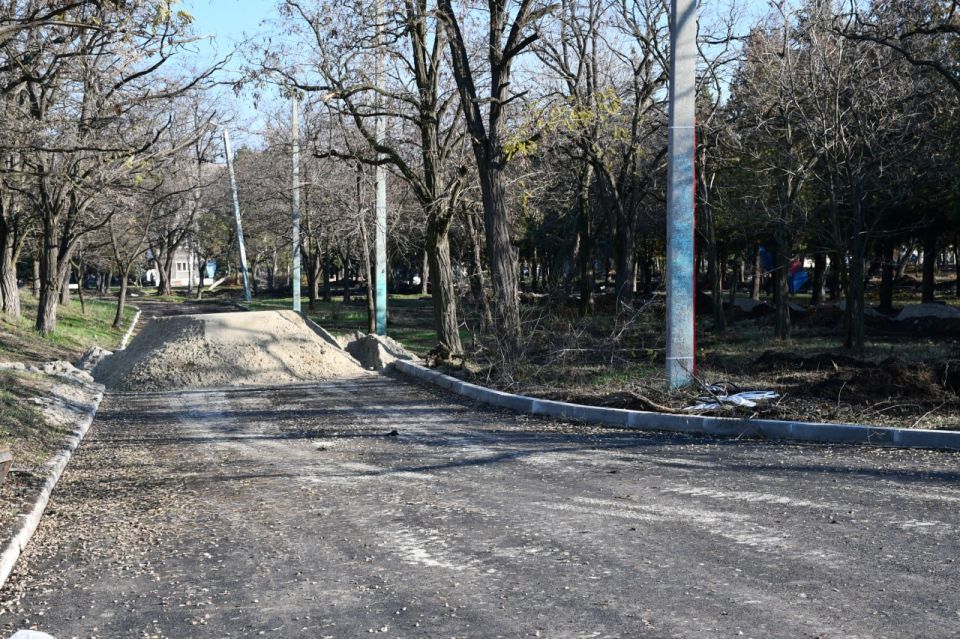 В Кировском продолжается ремонт южной части парка В Кировском продолжается ремонт южной части парка