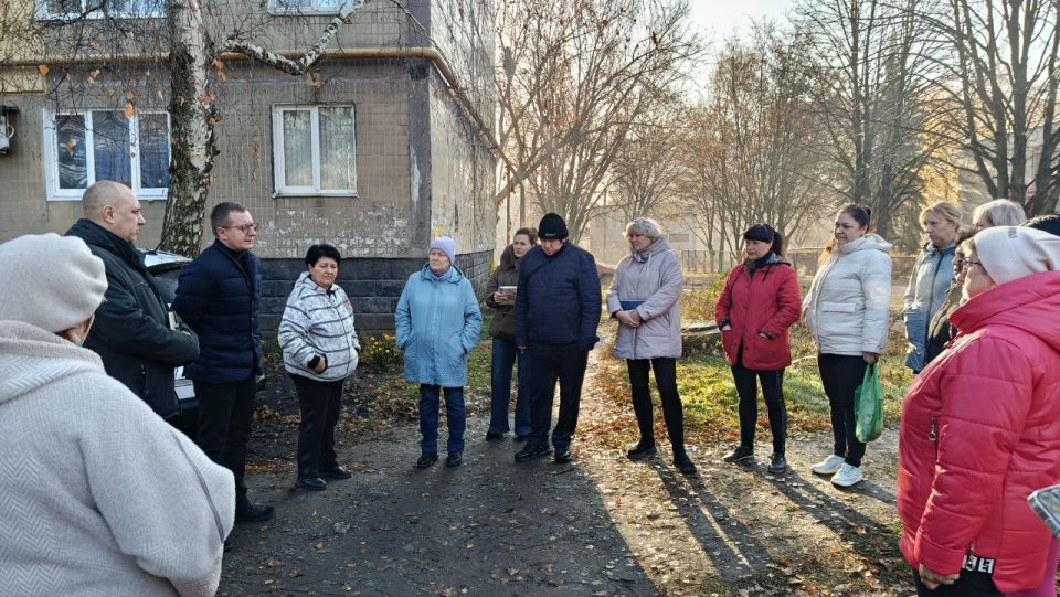14 ноября встречу с жителями микрорайона Первомайский, дом 5 провели депутат Народного Совета ДНР Виктор Николаенко, первый заместитель руководителя Управы Советского внутригородского района Администрации городского округа... 14 ноября встречу с жителями микрорайона Первомайский, дом 5 провели депутат Народного Совета ДНР Виктор Николаенко, первый заместитель руководителя Управы Советского внутригородского района Администрации городского округа...