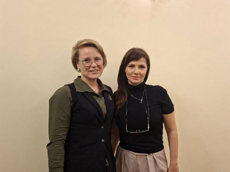 Вместе с подопечными семьями КСВО ДНР посмотрели спектакль с участием заслуженных артистов России Вместе с подопечными семьями КСВО ДНР посмотрели спектакль с участием заслуженных артистов России